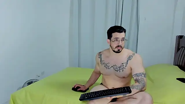 Hunter Hoott online show from December 18, 2:16 am