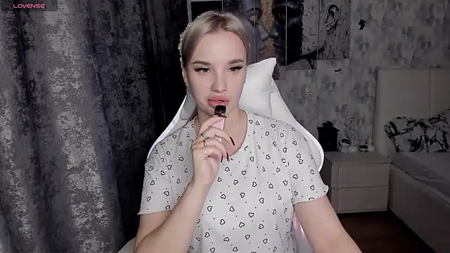 KiraKrox online show from November 3, 7:40 pm