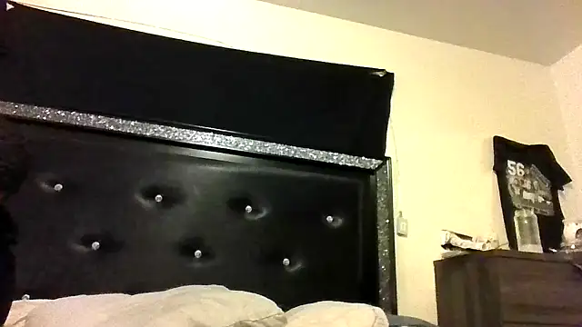 OnlyOneMeeks online show from April 17, 5:53 am