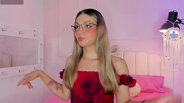 Doll Isa  online show from April 8, 8:55 pm