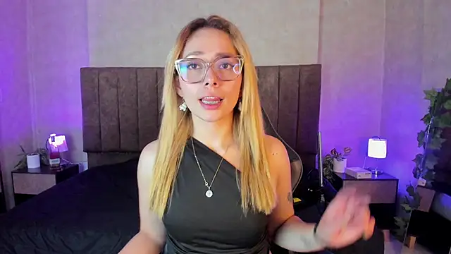 LanaMills  online show from November 12, 3:15 am