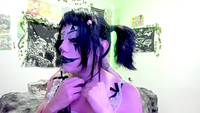 Snapshot of GothKitten666 chatting on October 26, 2:18 am GothKitten666 online show from October 26, 2:18 am