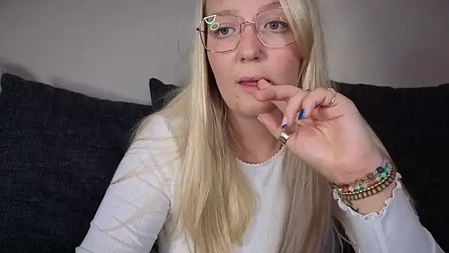 Daisyxoxo  online show from October 30, 9:16 pm