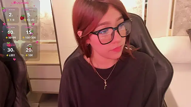 Snapshot of doll_eyees_ chatting on October 8, 2:49 am doll eyees online show from October 8, 2:49 am