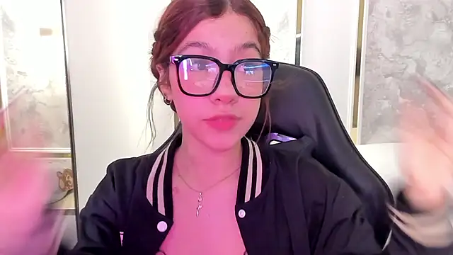 Snapshot of doll_eyees_ chatting on September 24, 2:32 am doll eyees online show from September 24, 2:32 am