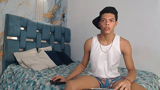 PRETTY FEM online show from March 7, 2:07 am