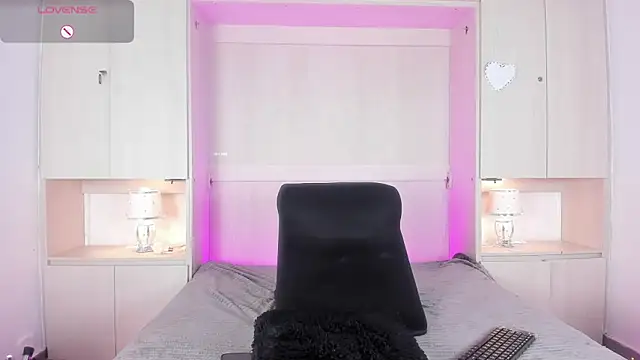 Stefannyevans  online show from March 28, 1:54 pm