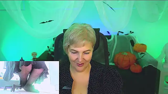 Snapshot of MaryMogan chatting on October 21, 4:16 am MaryMogan online show from October 21, 4:16 am