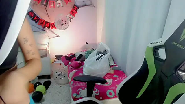 Snapshot of mishel_hott chatting on October 20, 9:18 pm mishel hott online show from October 20, 9:18 pm