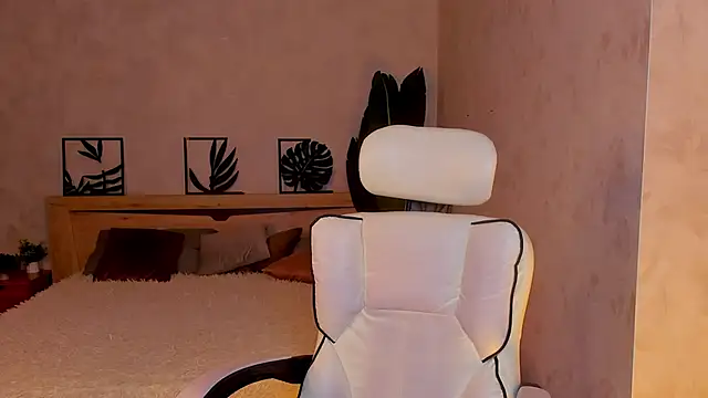 Lynn Martin online show from April 21, 5:20 pm