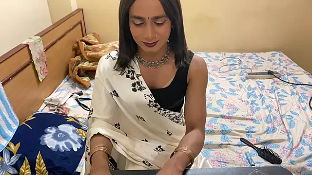 LuvLayla online show from February 18, 8:30 pm