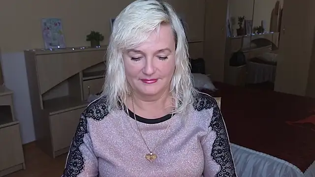 Snapshot of Vina_Vision chatting on October 9, 1:15 pm Vina Vision online show from October 9, 1:15 pm