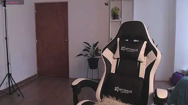 Ellyuwuw online show from October 22, 9:20 pm