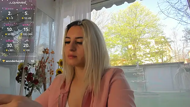 Ella Vee online show from April 15, 5:52 am