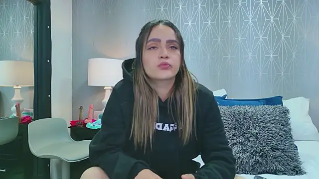 ZoeWilliis online show from April 15, 1:00 pm