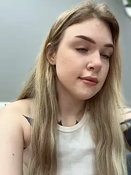 Snapshot of elliss_ chatting on October 3, 8:19 am elliss  online show from October 3, 8:19 am