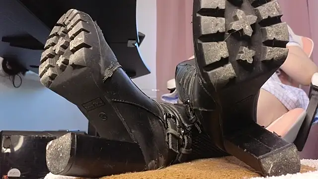 CruelSiren online show from February 13, 8:05 am