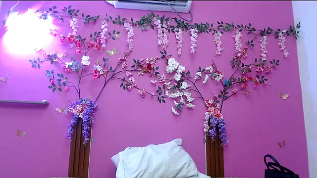 skinnysofia18 online show from April 1, 2:03 pm