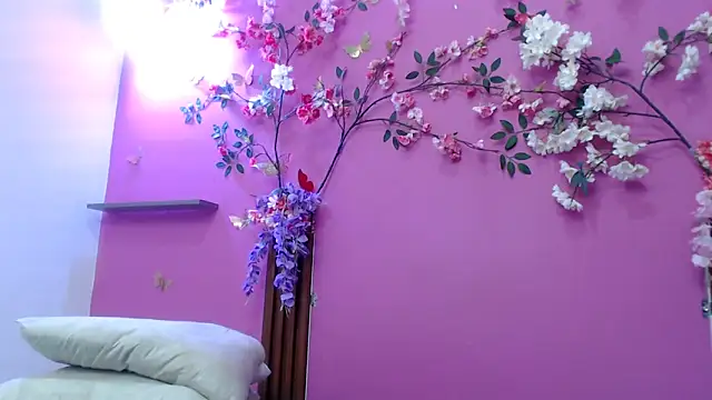 skinnysofia18 online show from April 19, 6:10 pm