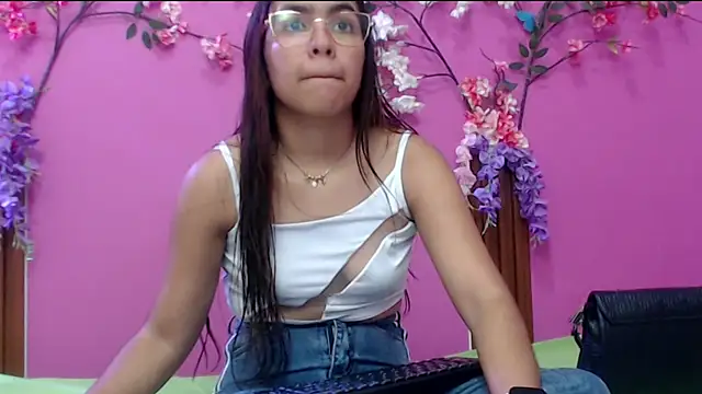 skinnysofia18 online show from January 16, 1:29 pm