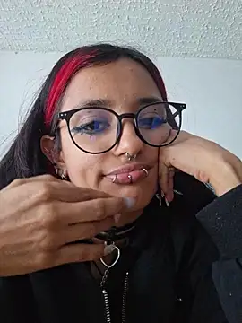 carolinerue online show from April 19, 9:28 pm