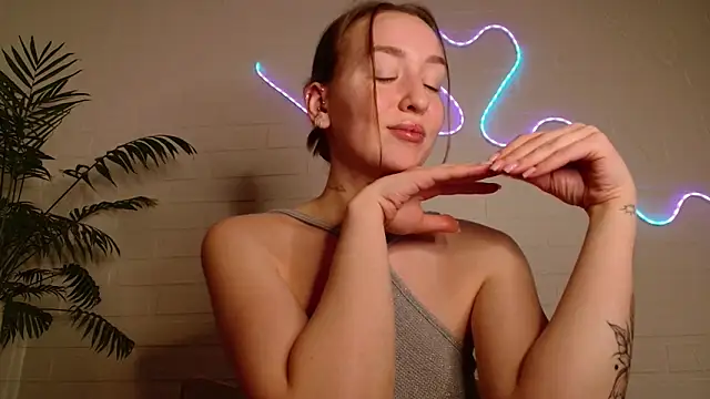 WhitePrincessLuna online show from February 1, 3:00 pm