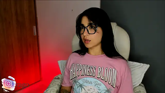 Snapshot of val_varago chatting on October 10, 1:32 am val varago online show from October 10, 1:32 am