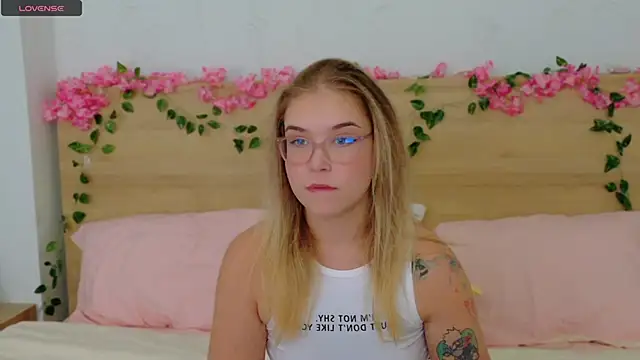 Lilith Bonheur online show from November 22, 3:20 am