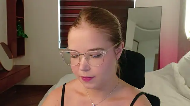 Lilith Bonheur online show from April 5, 12:09 am