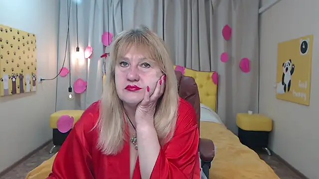 EmmaEllison online show from April 10, 6:30 am