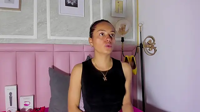 HoollyHendrix online show from January 5, 8:45 pm