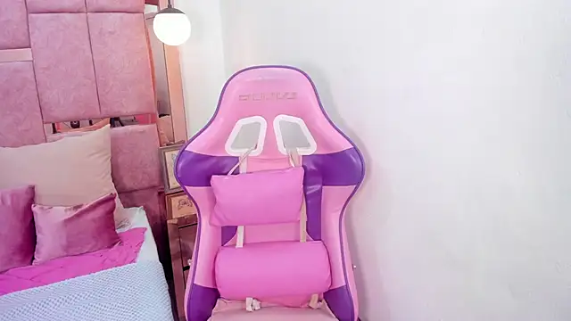 hanna jhonnes online show from September 19, 1:43 pm