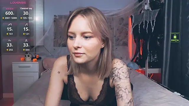 Snapshot of LunaLuxxy chatting on October 23, 3:40 pm LunaLuxxy online show from October 23, 3:40 pm