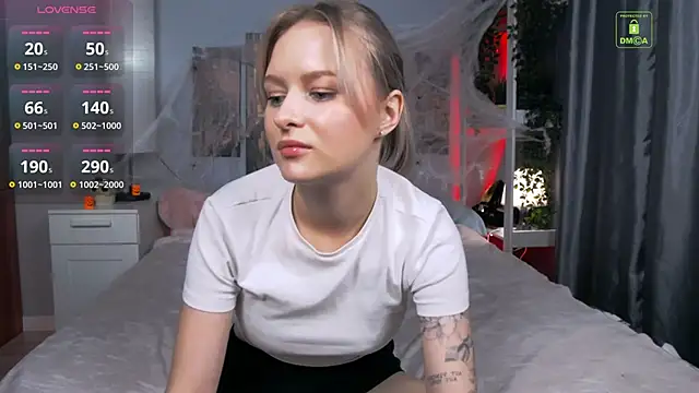 Snapshot of LunaLuxxy chatting on October 20, 1:47 pm LunaLuxxy online show from October 20, 1:47 pm