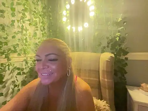 BonnyDesire online show from December 3, 8:00 pm