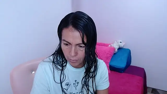 camilavargas  online show from March 25, 9:17 pm