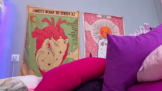 Leri Dells online show from March 8, 1:02 am