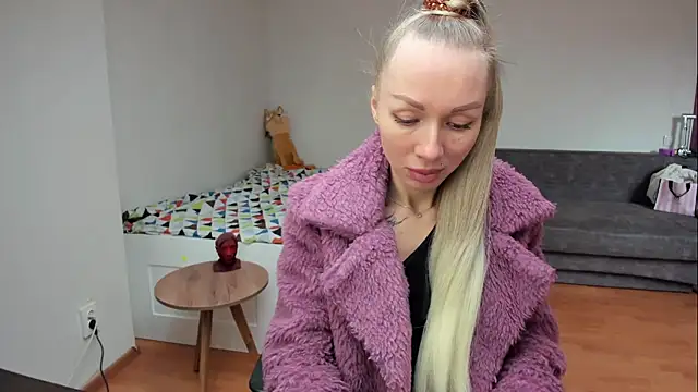 AlisiaCat online show from April 24, 6:49 am