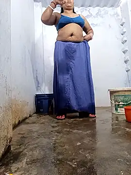 Snapshot of reya743 chatting on October 8, 9:35 am reya743 online show from October 8, 9:35 am