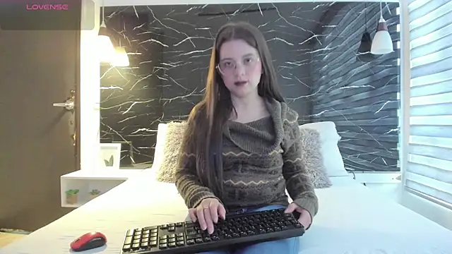 ZOE LE online show from February 11, 11:55 am