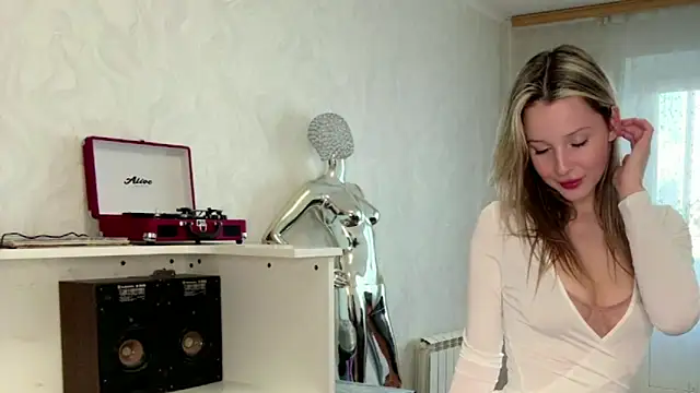 LindyEckland online show from April 2, 1:41 pm