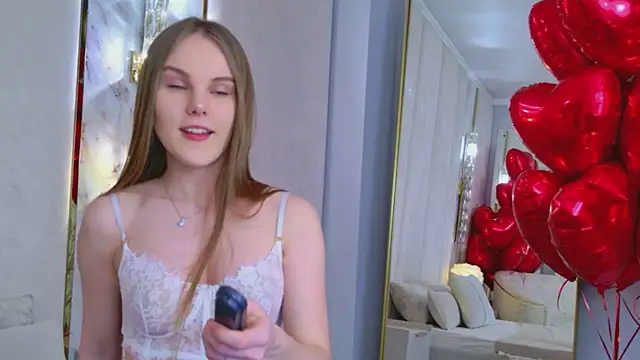 Lili Lohan online show from February 9, 5:15 pm