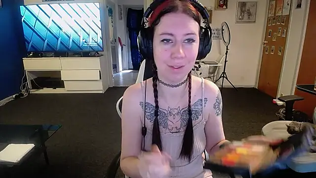 Snapshot of TattooedGirls chatting on October 1, 8:30 am TattooedGirls online show from October 1, 8:30 am