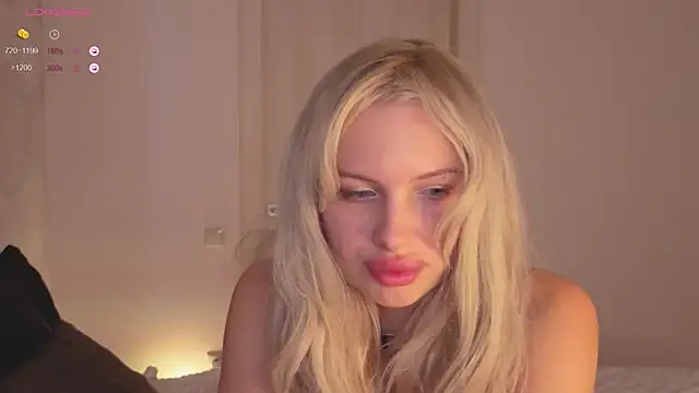Snapshot of SweetCherryBlonde chatting on October 22, 8:41 am SweetCherryBlonde online show from October 22, 8:41 am