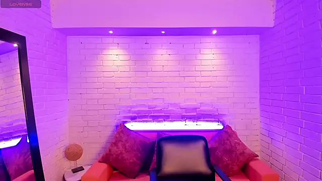 VenusCooper online show from November 4, 7:30 pm