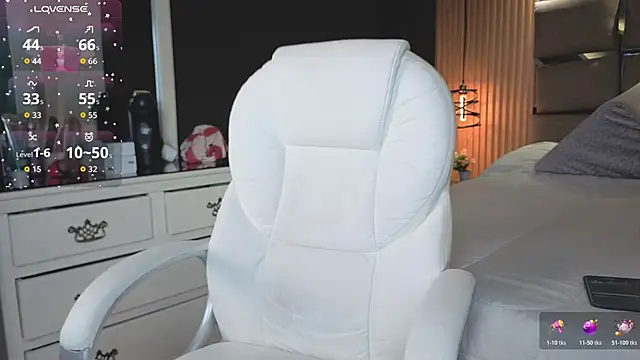 Emily Roberts9 online show from November 17, 11:33 am