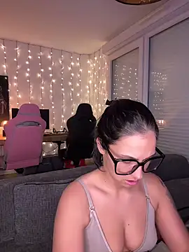 LaPetiteKim online show from March 31, 7:25 pm