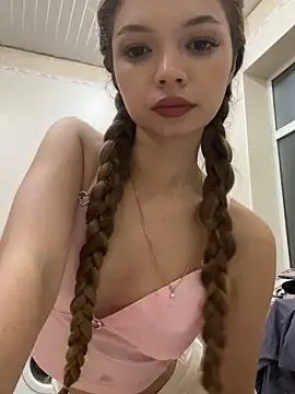 Snapshot of _Siennaaa_ chatting on October 10, 9:09 pm  Siennaaa  online show from October 10, 9:09 pm