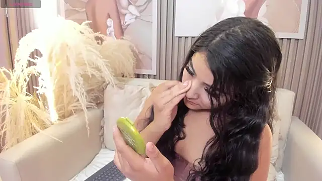 Emilycute18   online show from December 2, 9:28 pm