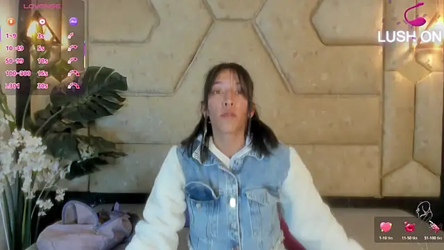 Julieta Slav3 online show from April 7, 9:50 pm